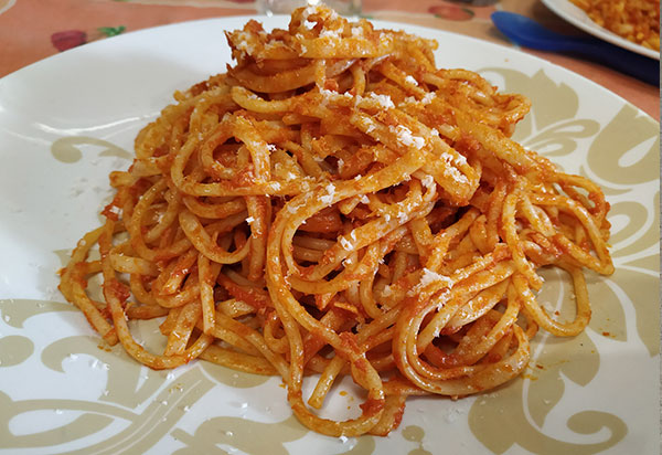 Espaguetis con tomate y atún